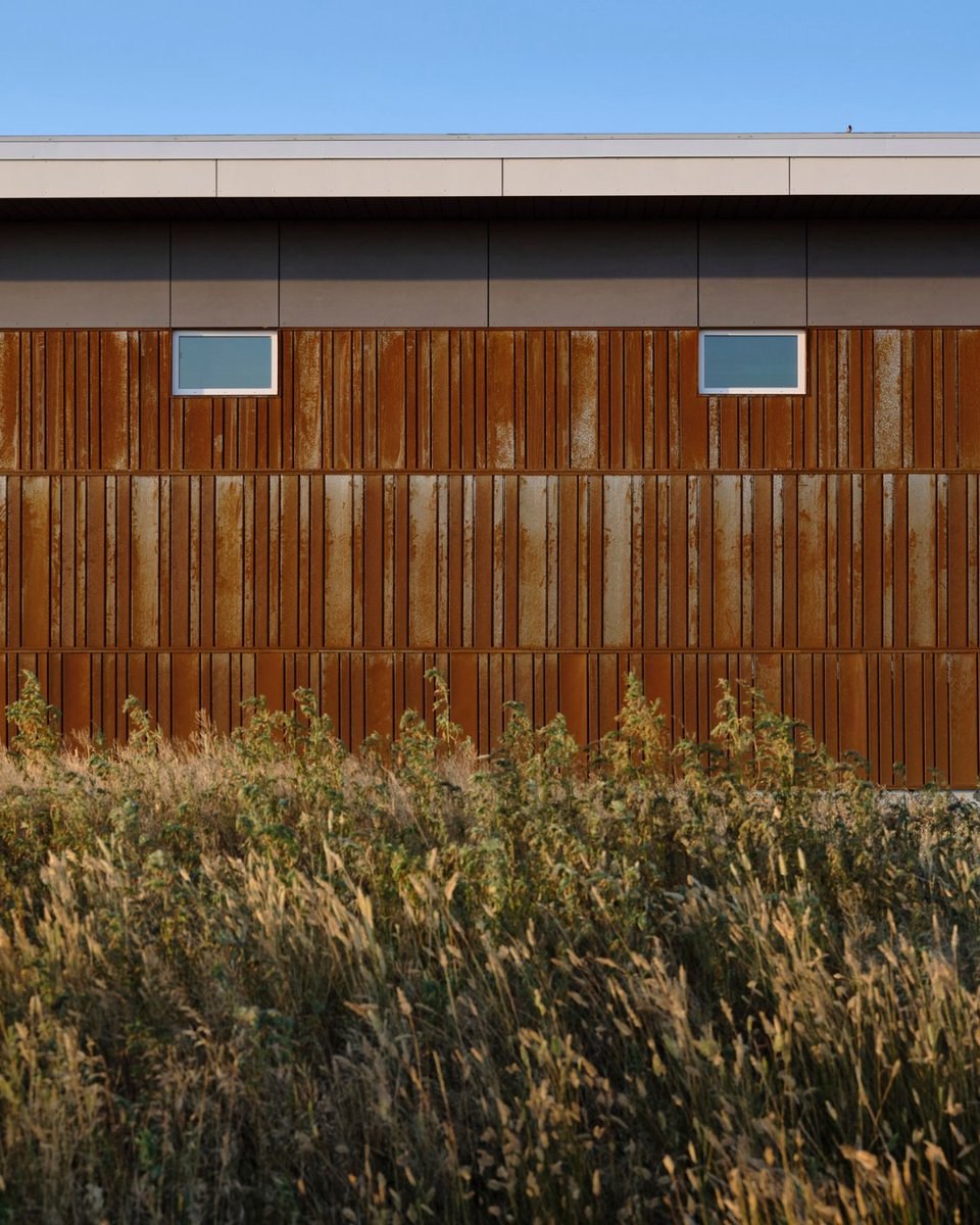 Bring a nature-inspired aesthetic to your new builds with weathering steel 🌾 Indaten® from <a href="/ArcelorMittal_D/">ArcelorMittalDofasco</a> introduces texture and shadow to the building. Panels and layers create subtle visual interest through different stratified lines. steeldesignmag.com.

<a href="/010110arch/">One One Ten | Architecture + Urbanism</a>