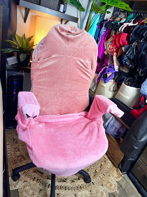 If the subject matter of your next cosplay has a pink gamer chair… you find a way to dress your chair