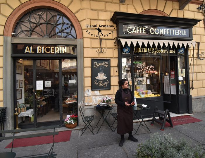 Il Caffè Confetteria Al Bicerin è aperto dal 1793 e fa parte dei caffè storici di Torino. Ai suoi tavoli si sono avvicendate numerose figure importanti della storia della città e dell’Italia. Era proprio questo il caffè preferito da Camillo Benso Conte di Cavour. (Gianni Armano)