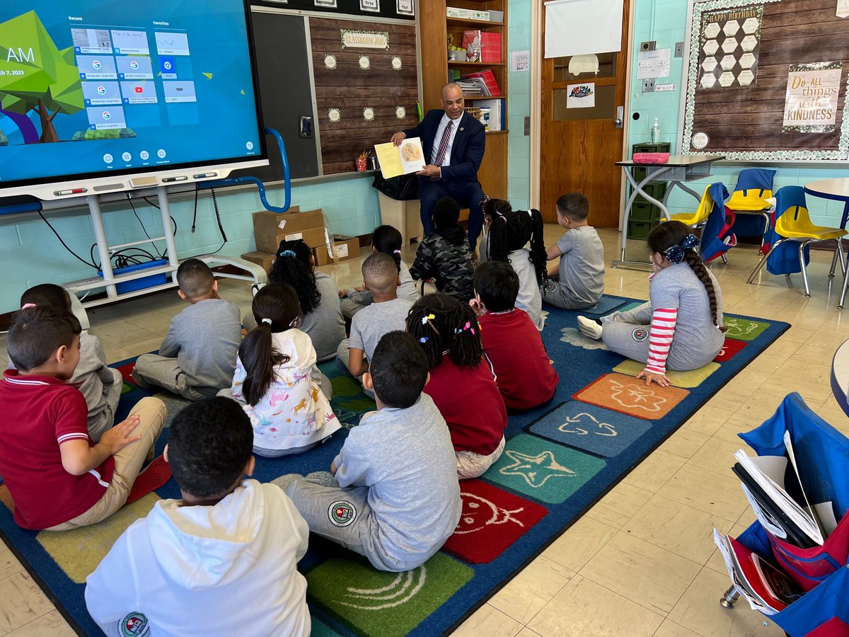 tweetMCSCS's tweet photo. #ReadAcrossAmerica week was full of fun&amp;educational activities. We had special guest readers. Thanks to the Middlesex County Interim Executive Superintendent, Kyle Anderson, for visiting us, he made our day more exciting 🙂 @NJPCSA @NewJerseyDOE  @DrAllenMcMillan @DrJB__ @edctr https://t.co/dLYEPG4GJR