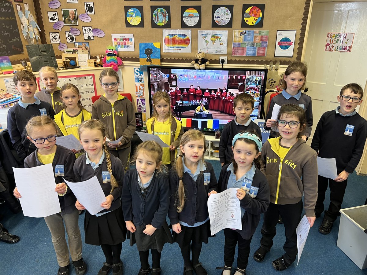 esmepage's tweet image. Leaders of tomorrow's Cornwall? Thank you role models @MelsGoodSpace and @Sarahyardley for joining the choristers and helping us inspire 2000+ kids across the duchy! @TruroCathChoir @RevSimonR 🙏@PacketRyan 
falmouthpacket.co.uk/news/23375850.…