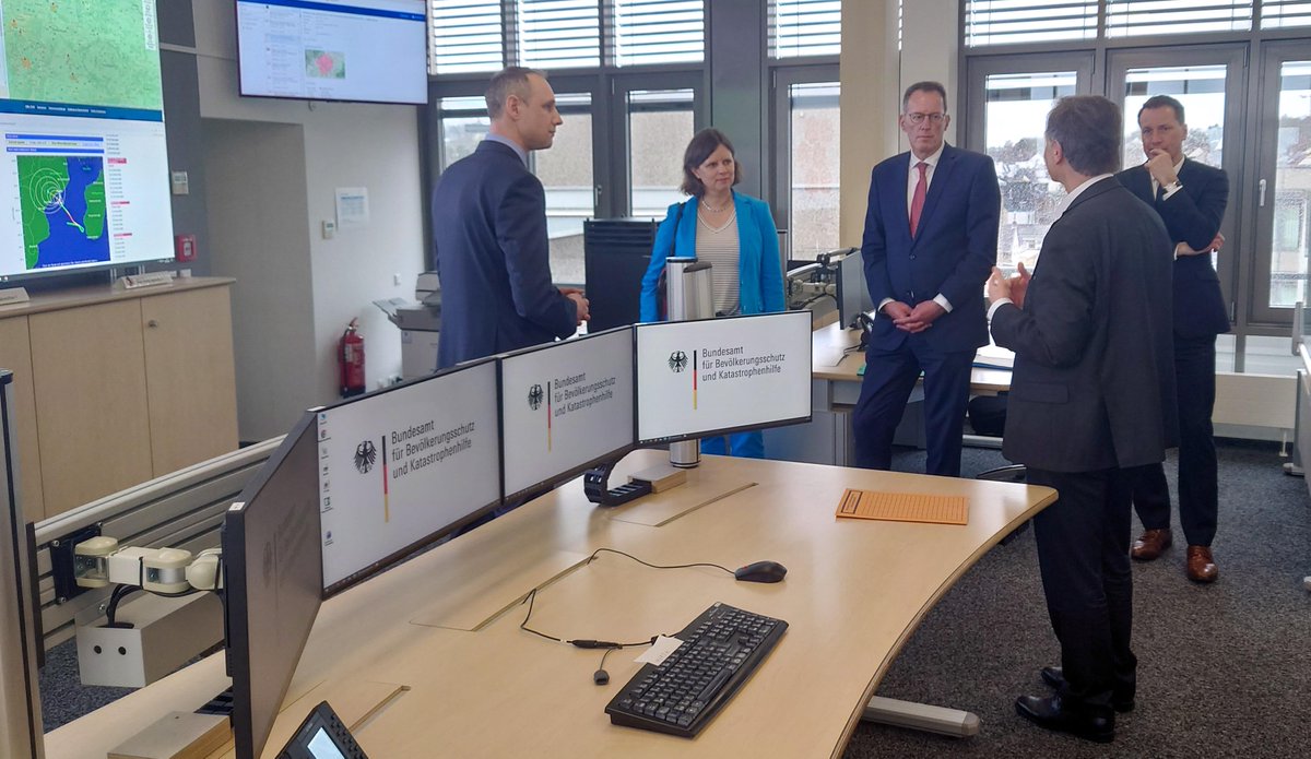 Heute begrüßte #BBK-Präsident Tiesler den Innenminister aus RLP <a href="/innen_rlp/">Innenministerium RLP</a> Michael Ebling &amp; Staatsekretärin Juliane Seifert <a href="/BMI_Bund/">Bundesministerium des Innern</a> in Bonn. Gemeinsam tauschten sie sich ü. aktuelle Themen im #BevS aus &amp; besuchten das #GMLZ, das #GeKoB &amp; die #BABZ. Mehr: bbk.bund.de/SharedDocs/Kur…