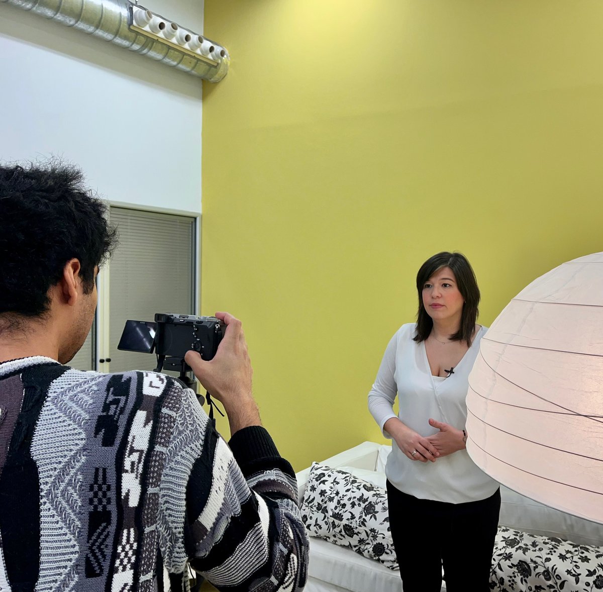 Preparant material de suport pels futurs ponents TEDxIgualada amb la nostra coach @xeniacast de <a href="/EYourselfi/">Express Yourselfi</a>, @kennyhonors i <a href="/carlesramos/">Carles Ramos</a>. Un vídeo amb consells per preparar una xerrada excel·lent i que l’experiència dels ponents amb el TEDx de la nostra ciutat sigui memorable🎈