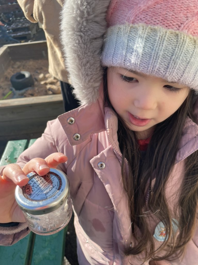 GiffnockNursery's tweet photo. Some busy snow exploration this morning before it melted away! We observed how it changed from solid to liquid then we added a little colour and texture βοΈβοΈβοΈβοΈ#STEM #snowyfun https://t.co/EwTjBK50gj