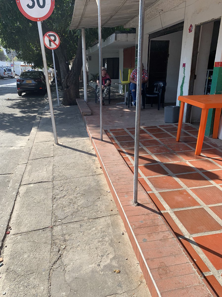 mbcjpp's tweet photo. Los servicios de los que carece la clínica se generan en los andenes: parqueaderos y comidas. El peatón a la calle!!! https://t.co/ocTiAoLdN2