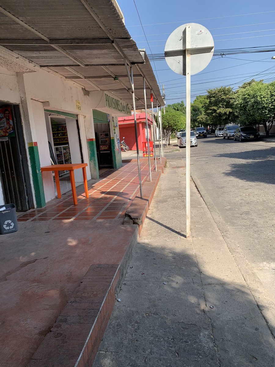 mbcjpp's tweet photo. Los servicios de los que carece la clínica se generan en los andenes: parqueaderos y comidas. El peatón a la calle!!! https://t.co/ocTiAoLdN2