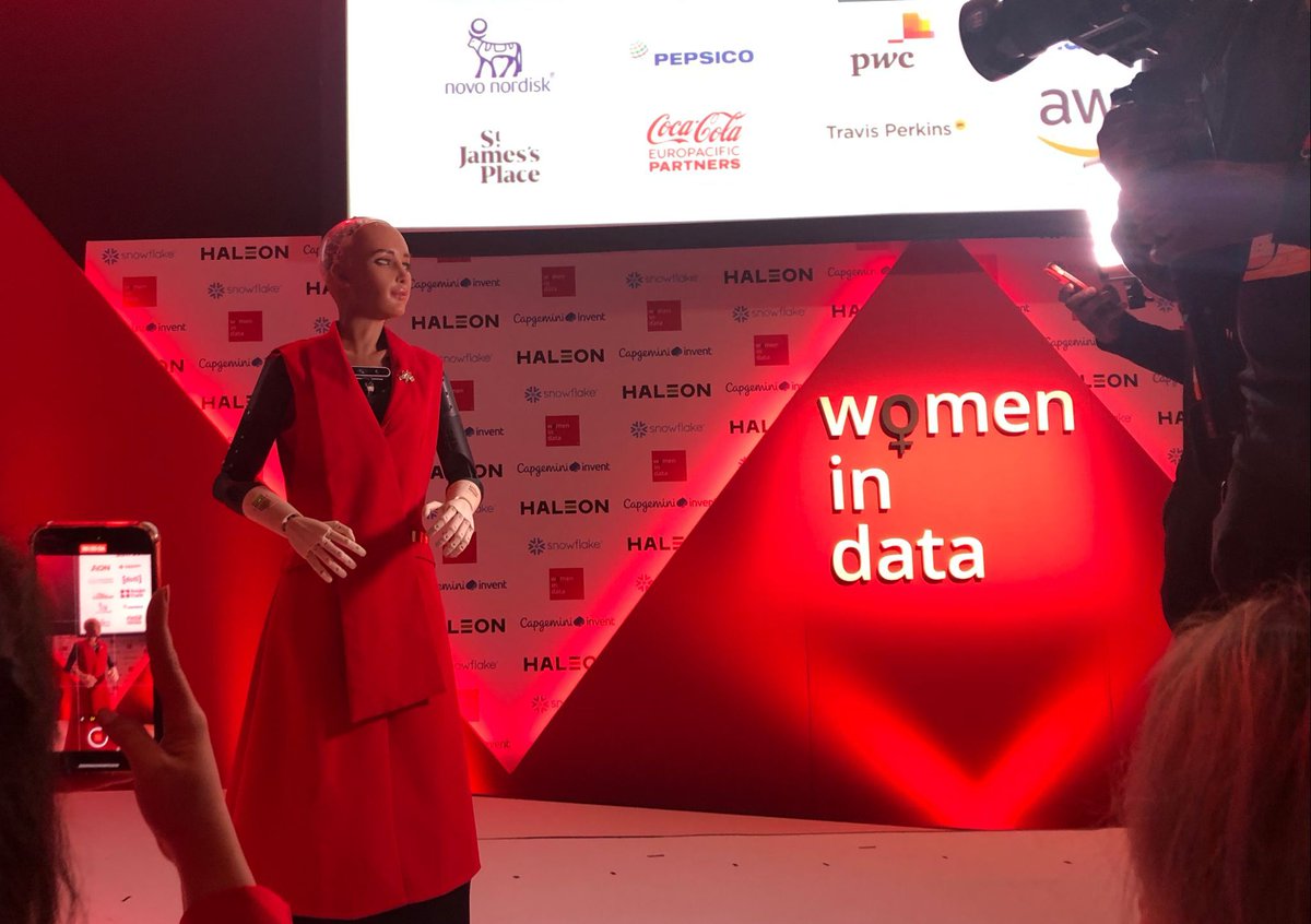 Continuing with the theme of female empowerment, I attended the Women in Data conference in London this week. Thank you to @Women_In_Data for having me attend. 🤖 #ai #robots #datascience #london #women #female