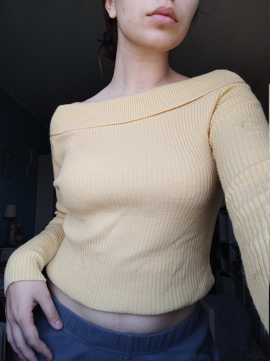 _mal_amada_'s tweet photo. estou a vender roupa e livros para quem estiver interessado <3 https://t.co/JSVTaqMbiS https://t.co/3QOB2WH0U3