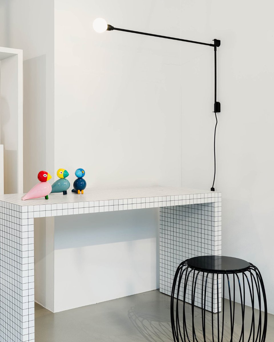 minim_showroom's tweet photo. Ya han pasado 50 años desde que el grupo creativo Superstudio diseñara la colección #Quaderna, que edita @ZanottaSpa . Siempre a la vanguardia, la marca italiana ha apostado, arriesgado y acertado convirtiendo piezas disruptivas en #iconosdeldiseño contemporáneo. https://t.co/ug0KZ2rhnC