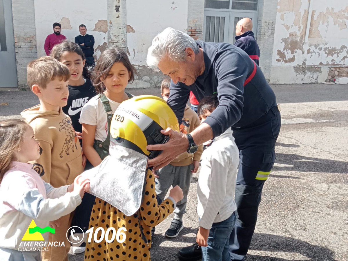 Emergencia1006's tweet photo. ¡Aquí hay cantera! 💪🚒😉

Esta mañana, en el Parque de Ciudad Real hemos recibido la visita de un grupo de alumn@s del 𝗖𝗘𝗜𝗣 𝗝𝗼𝘀𝗲́ 𝗠𝗮𝗿𝗶́𝗮 𝗱𝗲𝗹 𝗠𝗼𝗿𝗮𝗹, de Picón, a los que nuestros bomberos han explicado cómo trabajamos en Emergencia 1️⃣0️⃣0️⃣6️⃣🥰🥰 https://t.co/HFa8C5WJeH