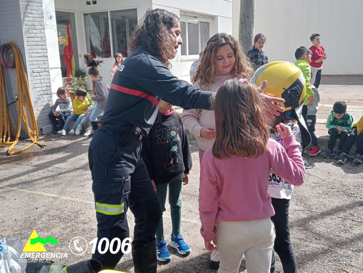Emergencia1006's tweet photo. ¡Aquí hay cantera! 💪🚒😉

Esta mañana, en el Parque de Ciudad Real hemos recibido la visita de un grupo de alumn@s del 𝗖𝗘𝗜𝗣 𝗝𝗼𝘀𝗲́ 𝗠𝗮𝗿𝗶́𝗮 𝗱𝗲𝗹 𝗠𝗼𝗿𝗮𝗹, de Picón, a los que nuestros bomberos han explicado cómo trabajamos en Emergencia 1️⃣0️⃣0️⃣6️⃣🥰🥰 https://t.co/HFa8C5WJeH