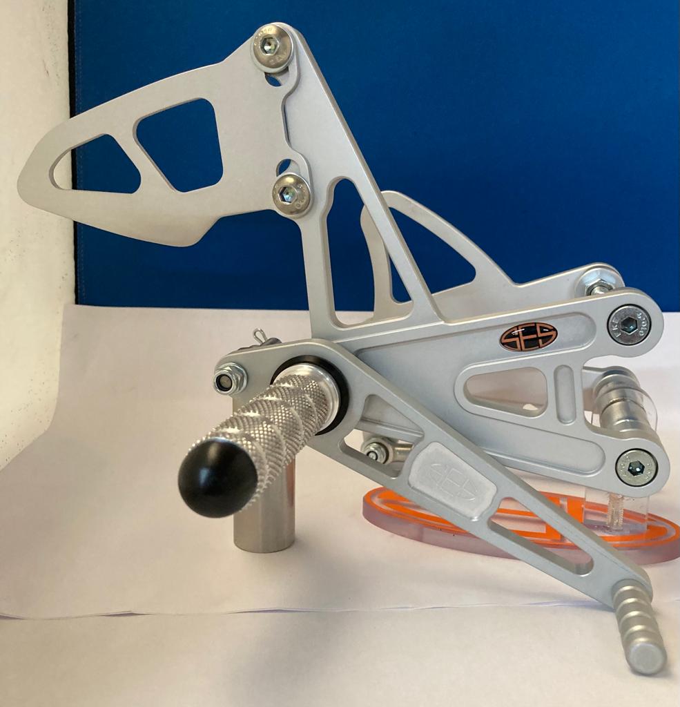 SESRaceProducts's tweet photo. Silver ZXR400 Rearsets are now back in stock!
You asked, we listened. Black anodised version available next week! Pre order now to avoid disappointment!! #ZXR400 #Kawasaki  #Rearsets #400cc https://t.co/RBHlCVpWKB