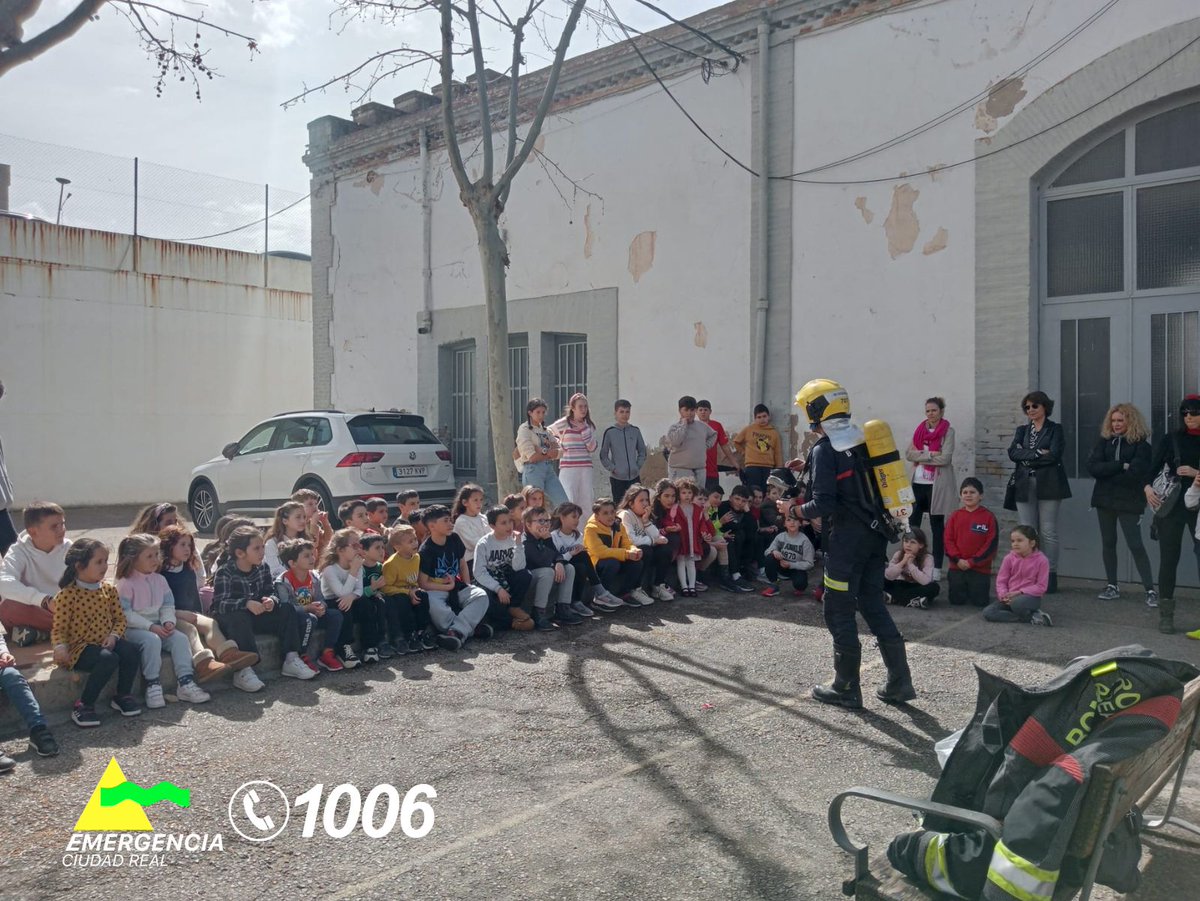 Emergencia1006's tweet photo. ¡Aquí hay cantera! 💪🚒😉

Esta mañana, en el Parque de Ciudad Real hemos recibido la visita de un grupo de alumn@s del 𝗖𝗘𝗜𝗣 𝗝𝗼𝘀𝗲́ 𝗠𝗮𝗿𝗶́𝗮 𝗱𝗲𝗹 𝗠𝗼𝗿𝗮𝗹, de Picón, a los que nuestros bomberos han explicado cómo trabajamos en Emergencia 1️⃣0️⃣0️⃣6️⃣🥰🥰 https://t.co/HFa8C5WJeH