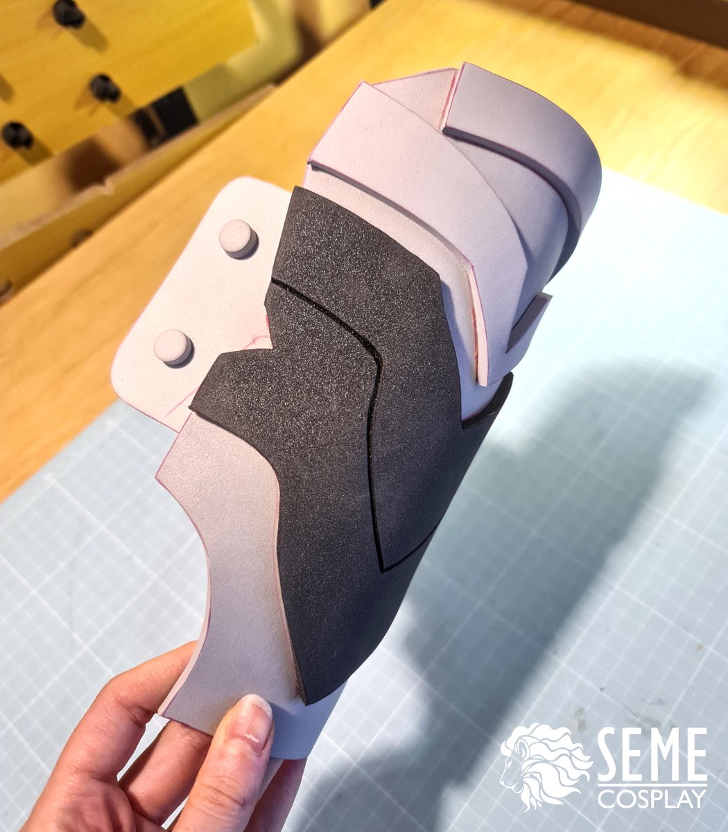 SEMECosplay's tweet photo. 🇬🇧
From a flat piece of foam to a shiny piece of armor: the magic of cosplay craftsmanship 🪄
.
🇩🇪
Von einem flachen Stück Moosgummi zu einem glänzenden Rüstungsteil: Die Magie von Coswork 🪄
.
#cosplay #commission #byleth #fe3h #semecosplay #FireEmblem #coswork https://t.co/nIN0u0VwOR