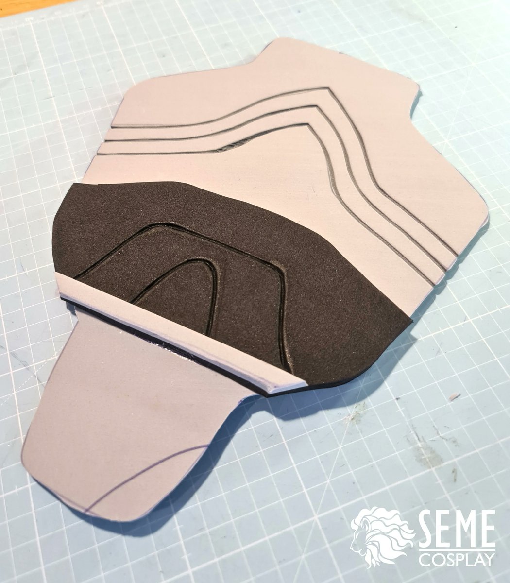 SEMECosplay's tweet photo. 🇬🇧
From a flat piece of foam to a shiny piece of armor: the magic of cosplay craftsmanship 🪄
.
🇩🇪
Von einem flachen Stück Moosgummi zu einem glänzenden Rüstungsteil: Die Magie von Coswork 🪄
.
#cosplay #commission #byleth #fe3h #semecosplay #FireEmblem #coswork https://t.co/nIN0u0VwOR