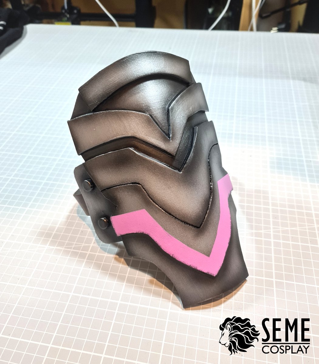 SEMECosplay's tweet photo. 🇬🇧
From a flat piece of foam to a shiny piece of armor: the magic of cosplay craftsmanship 🪄
.
🇩🇪
Von einem flachen Stück Moosgummi zu einem glänzenden Rüstungsteil: Die Magie von Coswork 🪄
.
#cosplay #commission #byleth #fe3h #semecosplay #FireEmblem #coswork https://t.co/nIN0u0VwOR