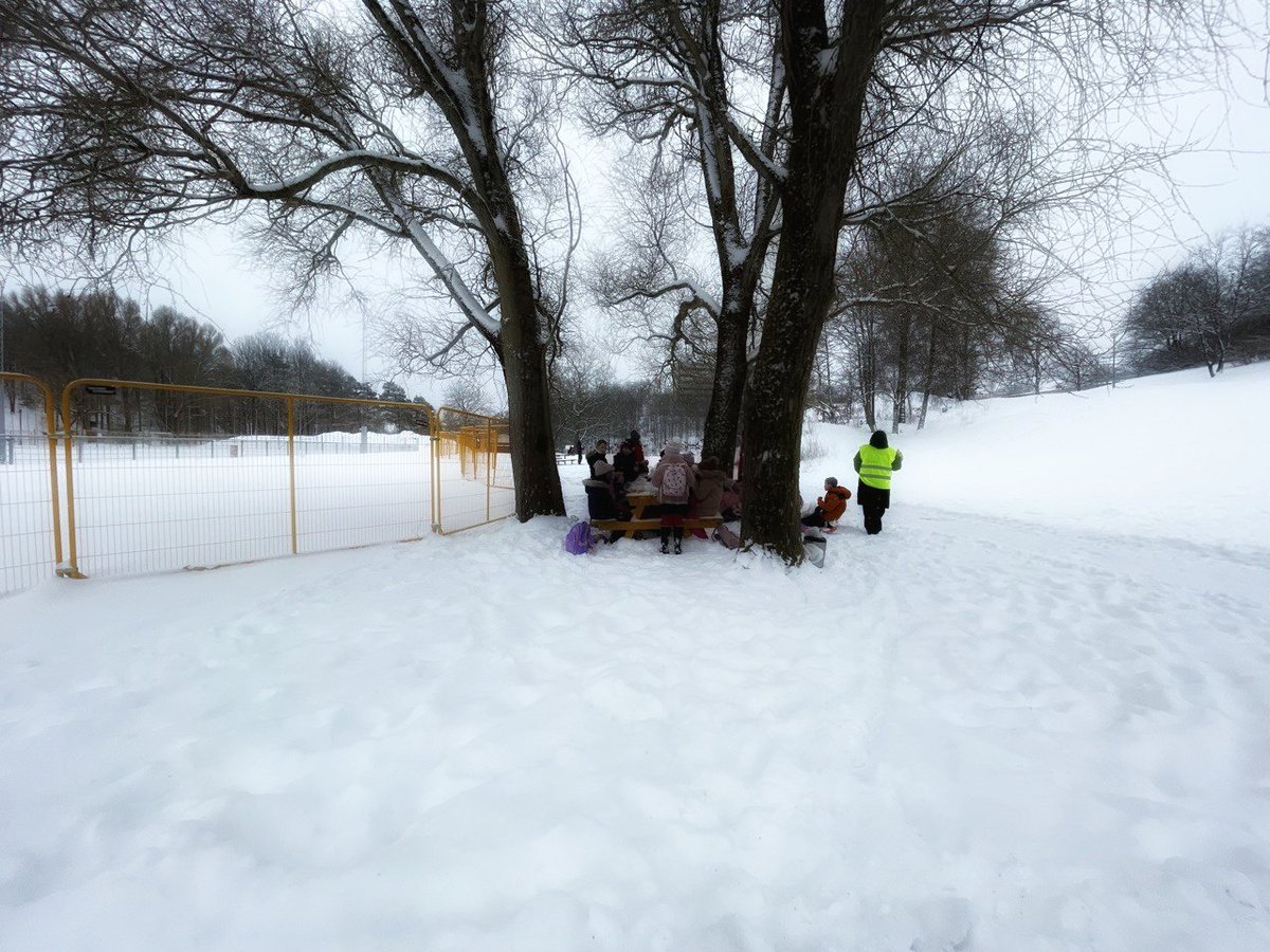 Wow vilket avslut på veckan.  Jag av misstag avbokar lunchen för en klass.  Vad gör man? Jo man går till backen och åker samt äter lunchen ihop.  Tack Daniela i köket som fixade allt för oss i sista sekund ❤️

Bästa avslut på snön och veckan🥰🥰
#Långmosseskolan #snö #skola