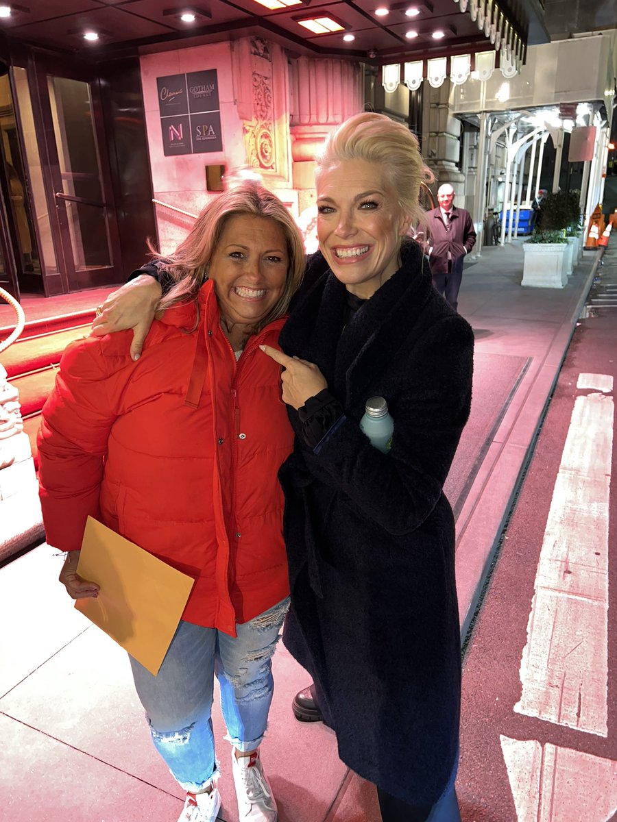 As amazing in person as she is on screen. Thank you @hanwaddingham for the warm and friendly meeting. I can’t wait for #tedlasso to return. #hocuspocus2 #gameodthrones #sexeducation #theywaitedforme #wewaitedforyou #nyc #actress #singer #hannahwaddingham