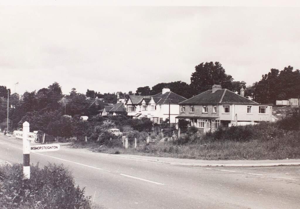𝗛𝗼𝘄 𝗼𝗹𝗱 𝗶𝘀 𝘆𝗼𝘂𝗿 𝗵𝗼𝘂𝘀𝗲? 🏘
One of the things we love most about Bishopsteignton is how many different eras the buildings originate from! From medieval to modern, we have it all! #localhistory #devon #bishopsteignton #localheritage #heritage #rurallife #oneplace
