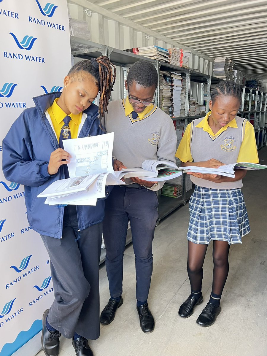 Rand_Water's tweet photo. 🚨CSI NEWS🚨

The future is indeed bright on this side of Boksburg! 

Rand Water, through their SED department, has supplied Villa Liza Secondary School with the delivery of a steel library container with bookshelves. 

#RandWater #FindingNewWays #CorporateResponsibility [NS] https://t.co/4c8fTKUhcr
