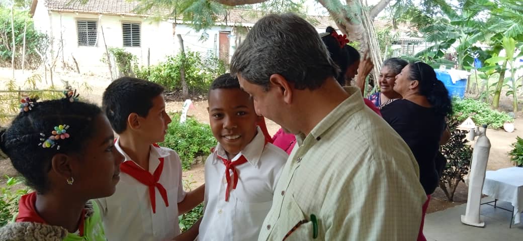 WalterBG_MES's tweet photo. En las #LasQuinientas y #ElTabaco, comunidades en transformación, conversamos con los pobladores sobre sus proyectos e inquietudes. #MejorEsPosible #YoVotoXTodos #Cuba @DiazCanelB @AsambleaCuba @asamblea_abreus @PartidoPCC @DrRobertoMOjeda @CubaMES https://t.co/aHitQaJkJZ