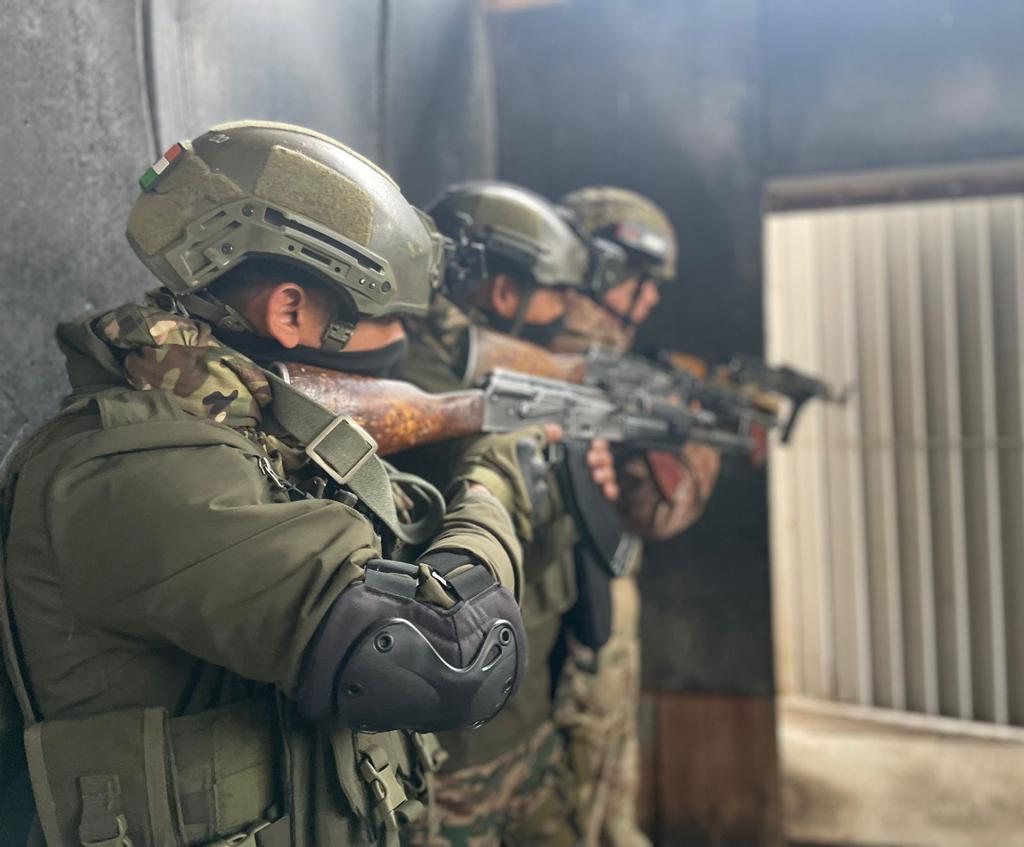 #DefenceCooperation

Exercise #KHANJAR 2023

To enhance synergy, #SpecialForces of #IndianArmy and #KyrgyzstanArmy practised tactical drills during the ongoing Joint Exercise at #Kyrgyzstan.

#IndiaKyrgyzstanFriendship