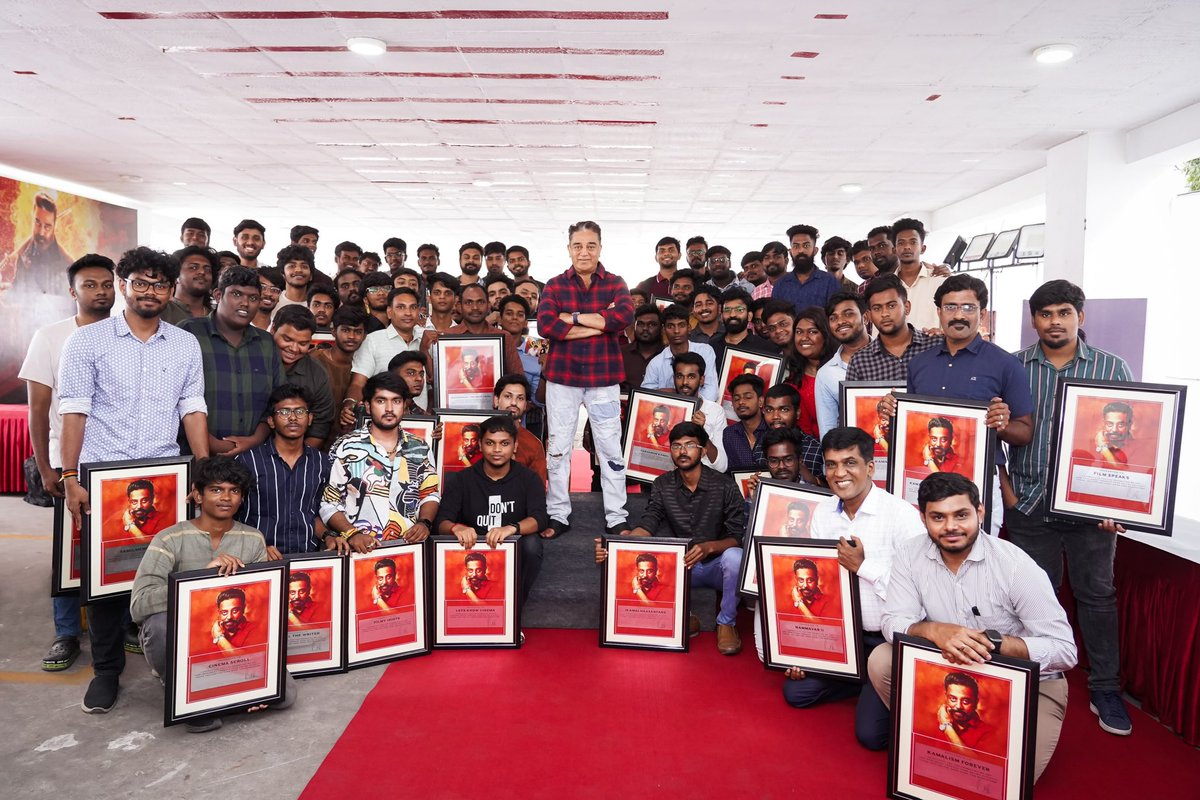ikamalhaasan's tweet photo. சமூகவலைதளங்களில் தொடர்ச்சியாக என்னையும், என் படங்களையும் கொண்டாடும் ரசிகர்களில் சிலரை சந்தித்தேன். சோஷியல் மீடியா வலிமை மிக்க ஊடகம். அதை நல்ல வழிகளில் பயன்படுத்திக்கொள்வது எப்படியென கருத்துப்பரிமாற்றம் செய்துகொண்டோம். https://t.co/JXGtgcKJUH