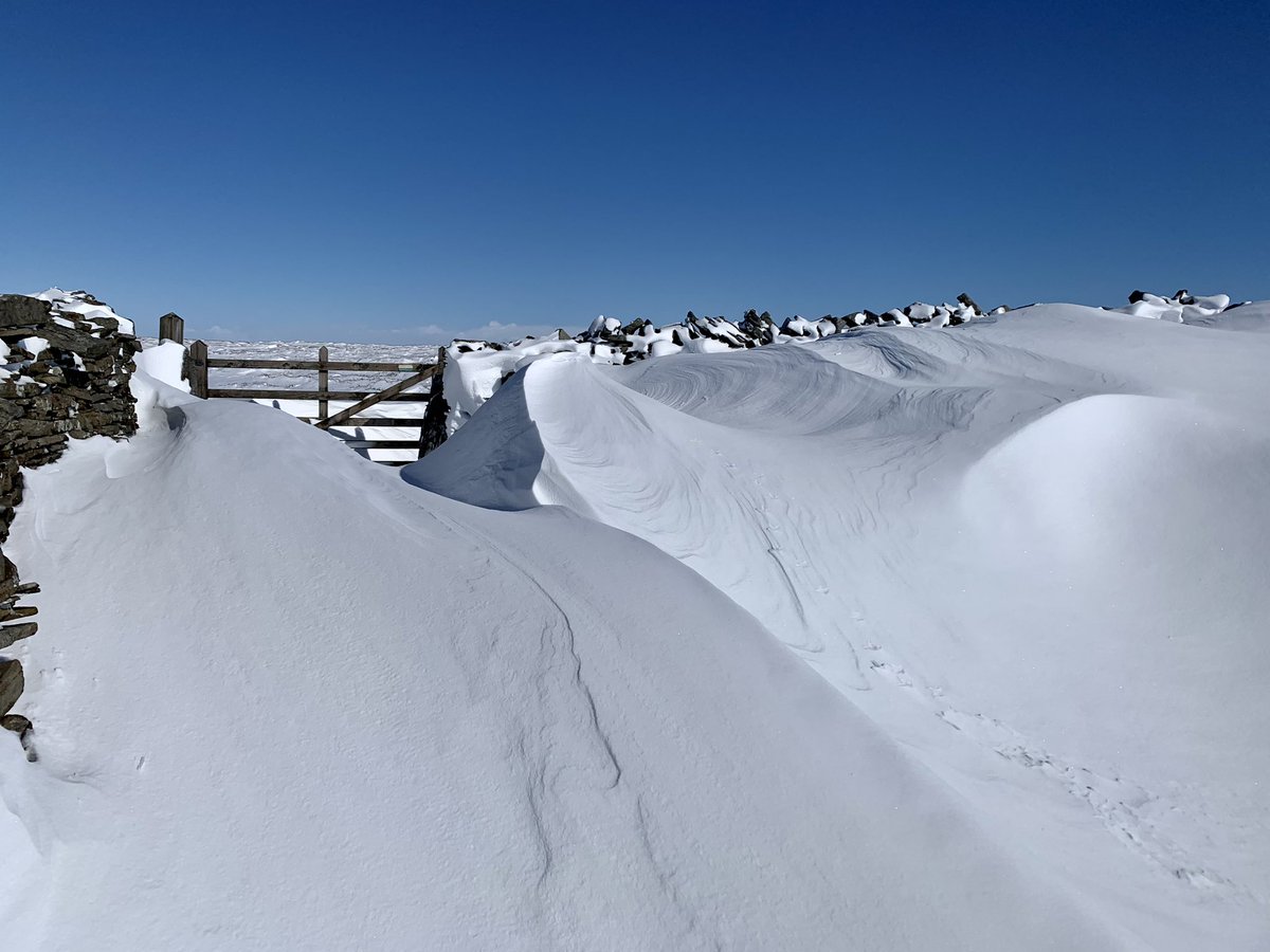 You’ve got to love a snow drift 
#littondale #YorkshireDales <a href="/Hudsonweather/">Paul Hudson</a>