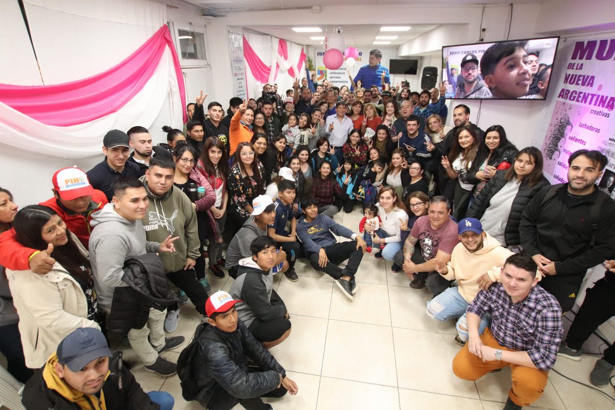 Pino_Ush's tweet photo. Con gran convocatoria realizamos nuestra habitual reunión de los jueves en el Centro Cultural “Nueva Argentina”. 

#ushuaia #militancia #proyectos #desarrollo #comunidad #jcpino #cristinalopez #pino2023 #mujeresccna https://t.co/QACce0mK09