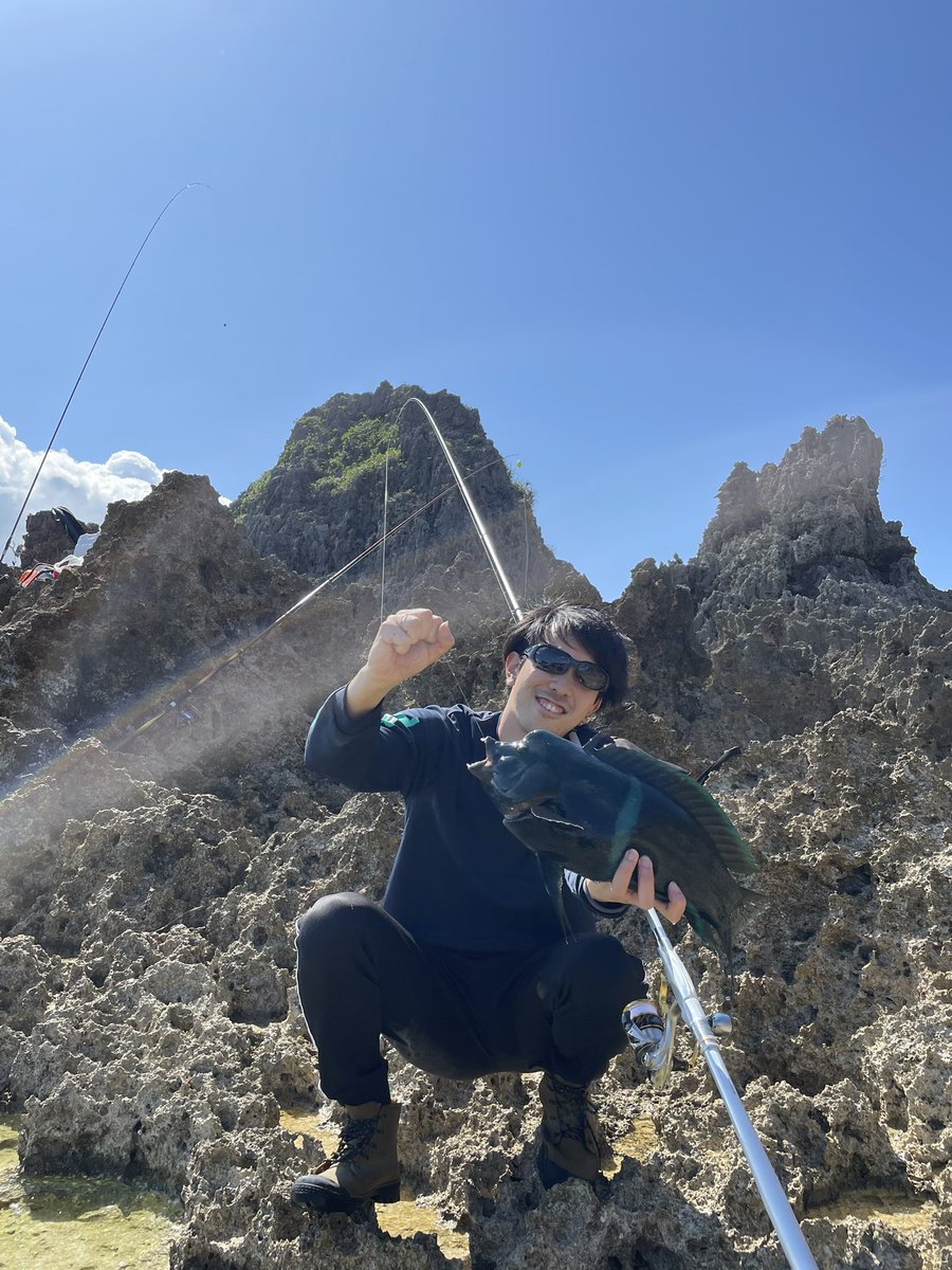 yuuuro32's tweet photo. 沖縄でのフカセ釣りたぶん最後釣行🎣
魚が全然見えない中、底の方で餌拾ってるやつがいたのでそのまま沈めて置いといたらひったくり！
最後にいい思い出ができました😊
やっと白ビーで強いやつとやり合えた‼︎
#カンムリベラ https://t.co/ecZsg0seRN