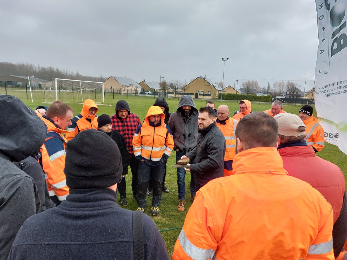 🔙 [#EspacesVerts]

Retour en 📸 sur la journée technique EV 🌱 qui a eu lieu hier, jeudi 09 mars, à Bazeilles dans les Ardennes (08) autour du thème : « Connaître et optimiser son sol face aux enjeux de demain » devant une trentaine de professionnels de mairies avoisinantes.