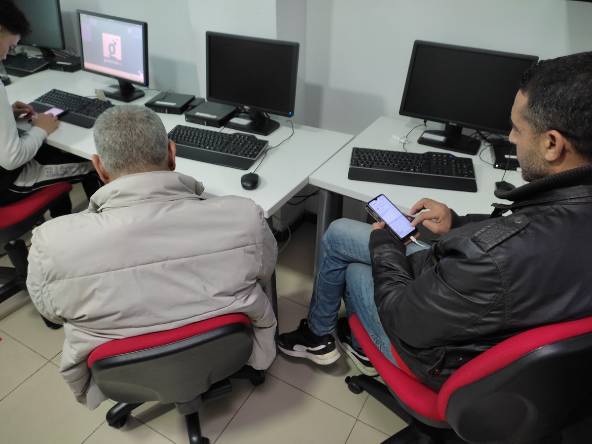 PuntoVuelaPuche's tweet photo. Primer #viernesdigital del mes de marzo. Desmenuzando los entresijos del correo electrónico. Un grupo de alumnos/as más que aplicado. ¡Continuamos la próxima semana!
#competenciasdigitales #VuelaGuadalinfo #capipuche https://t.co/7RoTu6PmvZ