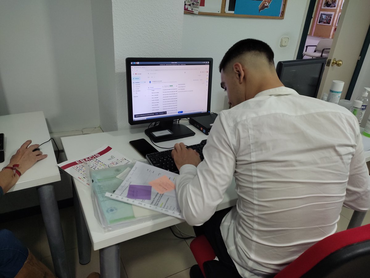 PuntoVuelaPuche's tweet photo. Primer #viernesdigital del mes de marzo. Desmenuzando los entresijos del correo electrónico. Un grupo de alumnos/as más que aplicado. ¡Continuamos la próxima semana!
#competenciasdigitales #VuelaGuadalinfo #capipuche https://t.co/7RoTu6PmvZ