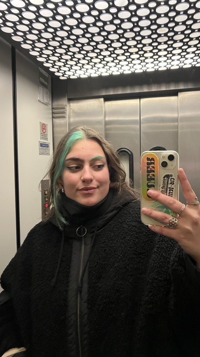 sotataules's tweet photo. Continuem les presentacions amb la Gina (ella), 24 anys. 

Ha estudiant disseny gràfic, il·lustració i ara s’ha aventurat a apendre ceràmica i vidre. 

A Sotataules s’encarrega de la part més plàstica, el disseny gràfic i de les xarxes socials, a part de xerrar i fer preguntes🌿 https://t.co/wdobEvISqC