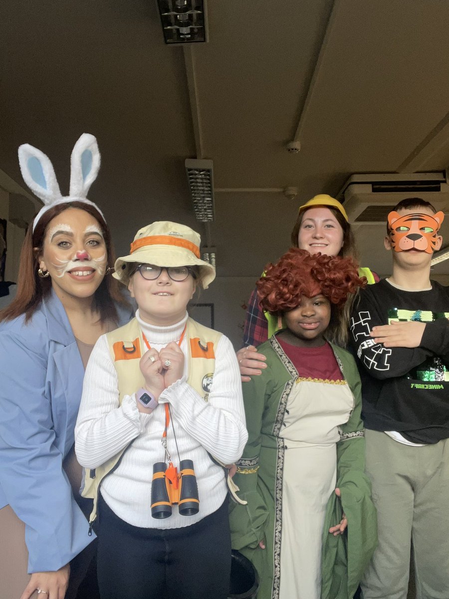 Woodcedarclass's tweet photo. World book day 2023 🌎📖 #WorldBookDay2023 #lovetoread #fancydress #fridayfunday https://t.co/bErpNVgQPi