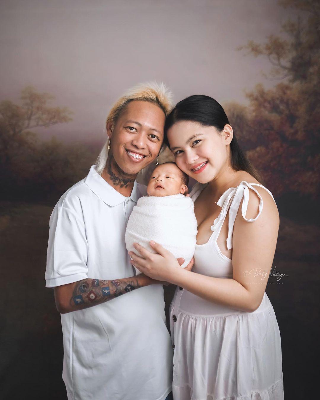 CDN Digital on X: "'FIRST FAMILY PHOTO EVER' LOOK: Vloggers Whamos Cruz and  Antonette Gail share their first-ever family photo through an Instagram  post. #CDNDigital #CDNDEntertainment 📷: Antonette Gail/Instagram  https://t.co/WiIKmbxYp1" / X