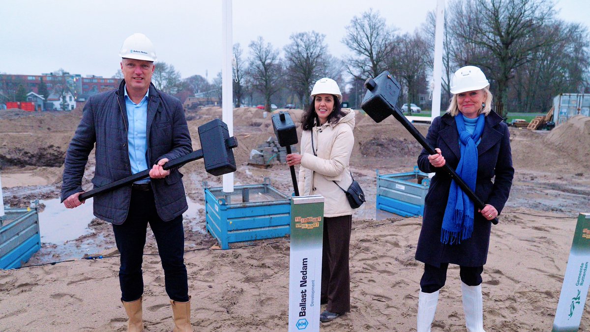 BallastNedamDev's tweet photo. Met het slaan van de eerste paal is aangevangen met de bouw van de laatste fase van Tuinbuurt Vrijlandt. Deze fase bestaat uit 61 uiterst duurzame koopwoningen. De eerste fase is nu volop in aanbouw. 
https://t.co/I4ux6vLgnt
#DefiningLife #Rotterdam #gebiedsontwikkeling https://t.co/bLewSinEJp