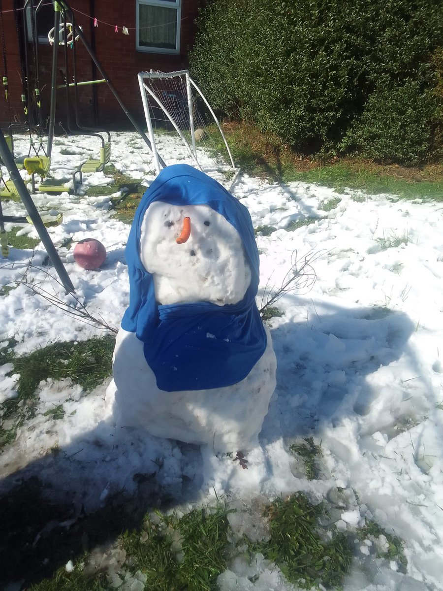 Flovriiee's tweet photo. My and siblings made two snowmen one of them is a hijabi😭😂 https://t.co/FqRofbiAhp