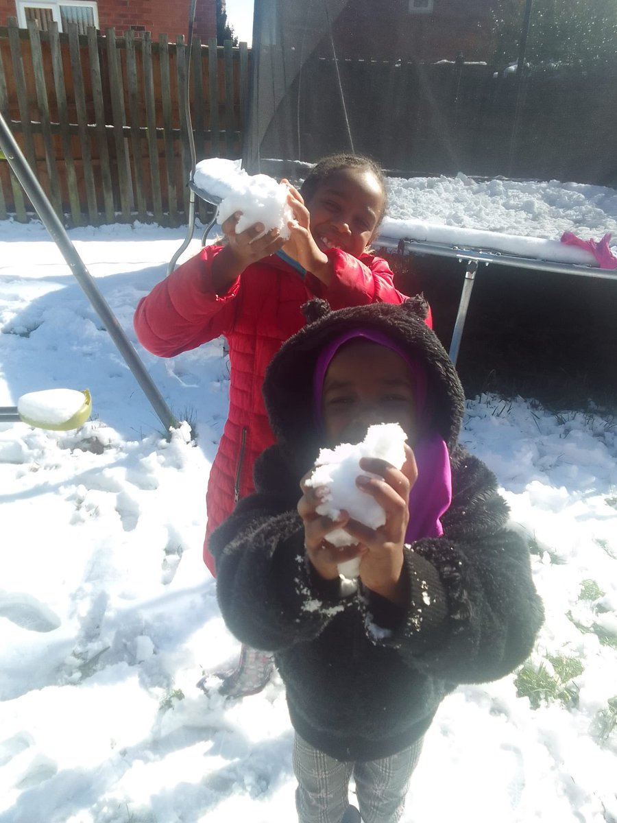 Flovriiee's tweet photo. My and siblings made two snowmen one of them is a hijabi😭😂 https://t.co/FqRofbiAhp