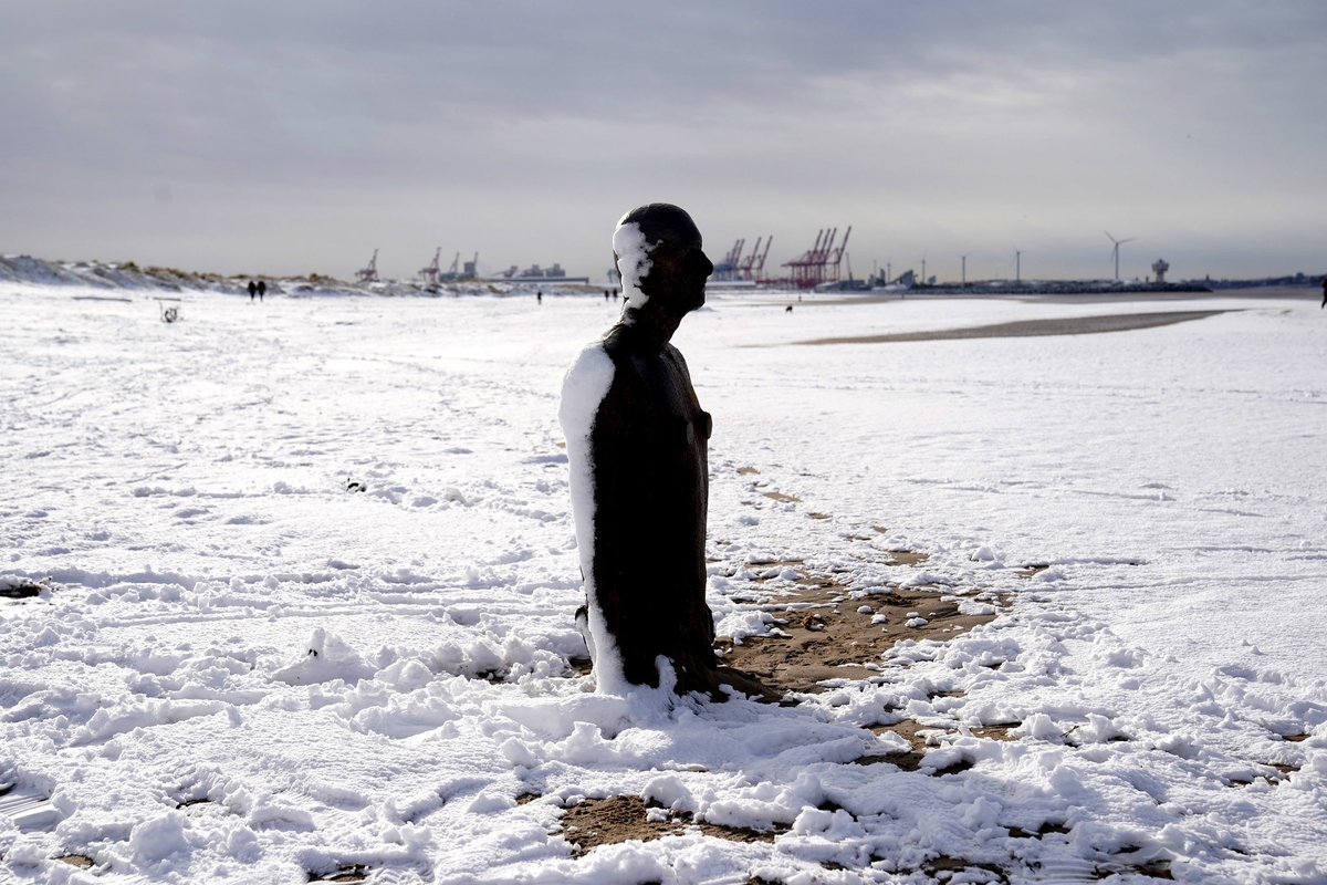 Peter_J_Byrne's tweet photo. Snow falls on Another Place by Anthony Gormley, Crosby Beach, Merseyside #snow @bbcweather @StormHour https://t.co/PY1eJSVRo0