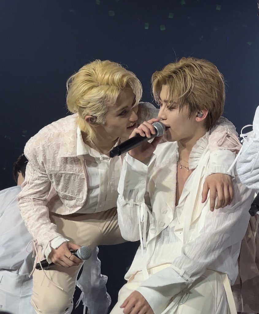 ini mark yg maju duluan lohhhh?!?!?!?! bukan nana STRESSSSSS 😭😭😭😭😭