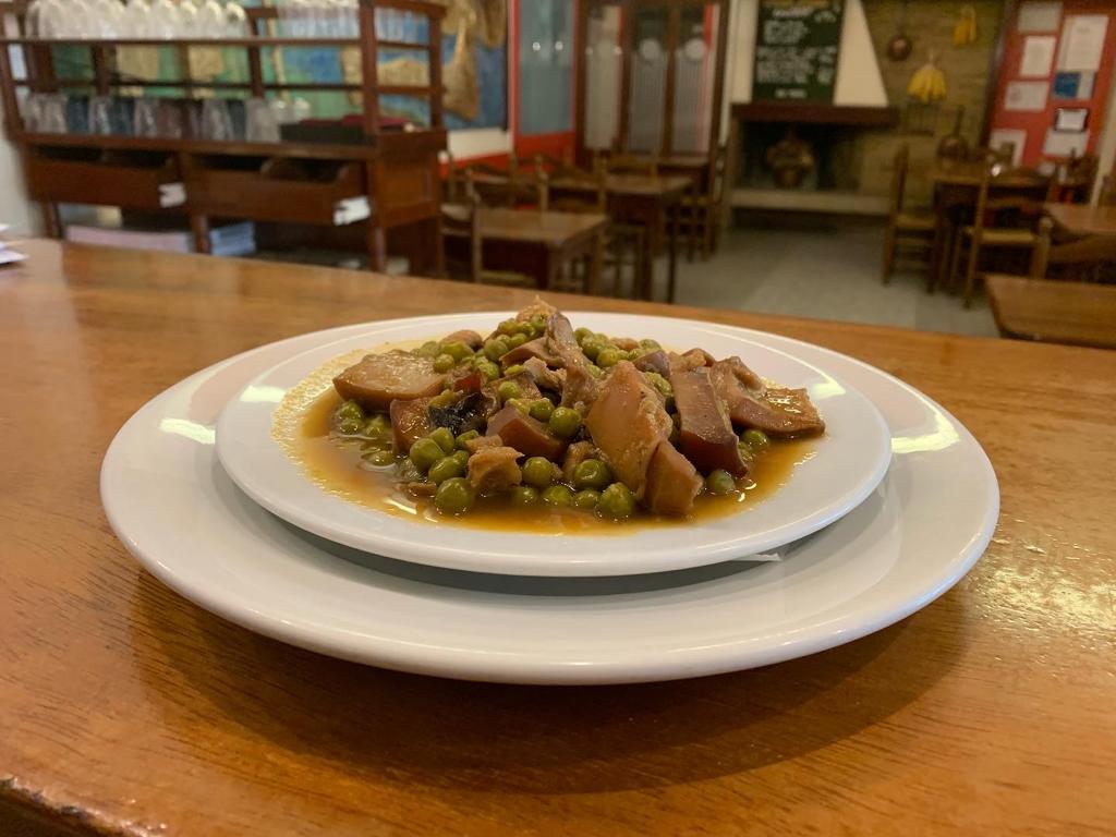 CanibalBerlin's tweet photo. L’especialitat ens porta al restaurant Can Jeroni de Figueres (@CanJeroniFig), a l’Alt Empordà. 🔪 La cuinera Roser Bronsoms ens recomana un plat tradicional de la carta: sípia amb pèsols! 

▶ https://t.co/qgoTBO7C4K https://t.co/S4otjpQafl
