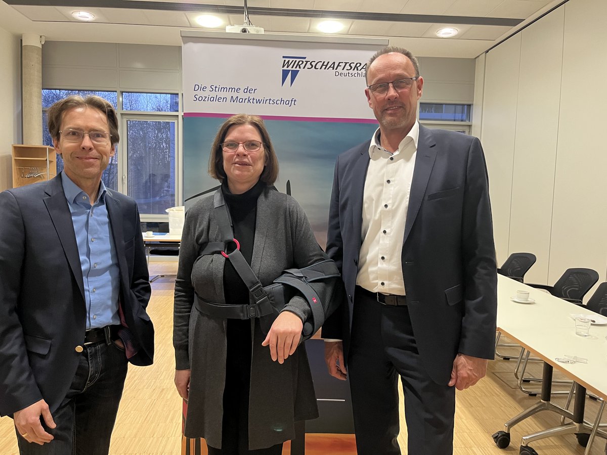 Mit unserer #Landesfachkommission #Energie und #Umwelt durften wir zu Gast sein bei <a href="/ArcelorMittalHB/">ArcelorMittal Bremen</a>. Gemeinsam mit Wirtschaftssenatorin Kristina Vogt haben wir uns über die  Bedeutung von #Wasserstoff für #Wirtschaft und #Industrie in #Bremen informiert. @SWAEBremen