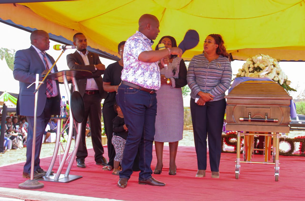 Hon_Kuvasila's tweet photo. Joined Hon @nduyamuthama Hon. @MikeSonko and other dignitaries in condoling with friends and family of Mzee Francis Kimwele Musyoka during the funeral send off of their son the late Joseph Kyalo Kimwele at #Kabati, #KituiWest, #Kitui County who succumbed to Cancer at KNH. https://t.co/tn6YK6MDFD