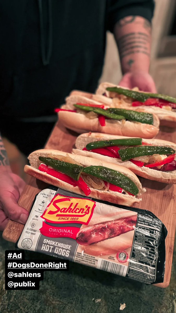 Sahlens's tweet photo. Check out these #Pepper & #Onion #DogsDoneRight—made with premium #Pork & #Beef Smokehouse #HotDogs, & topped with green & #redpeppers & #onions. Do what kenncuez on Instagram did! Get Sahlen’s Hot Dogs at @publix & try them for yourself! https://t.co/LaKMiGMHAW