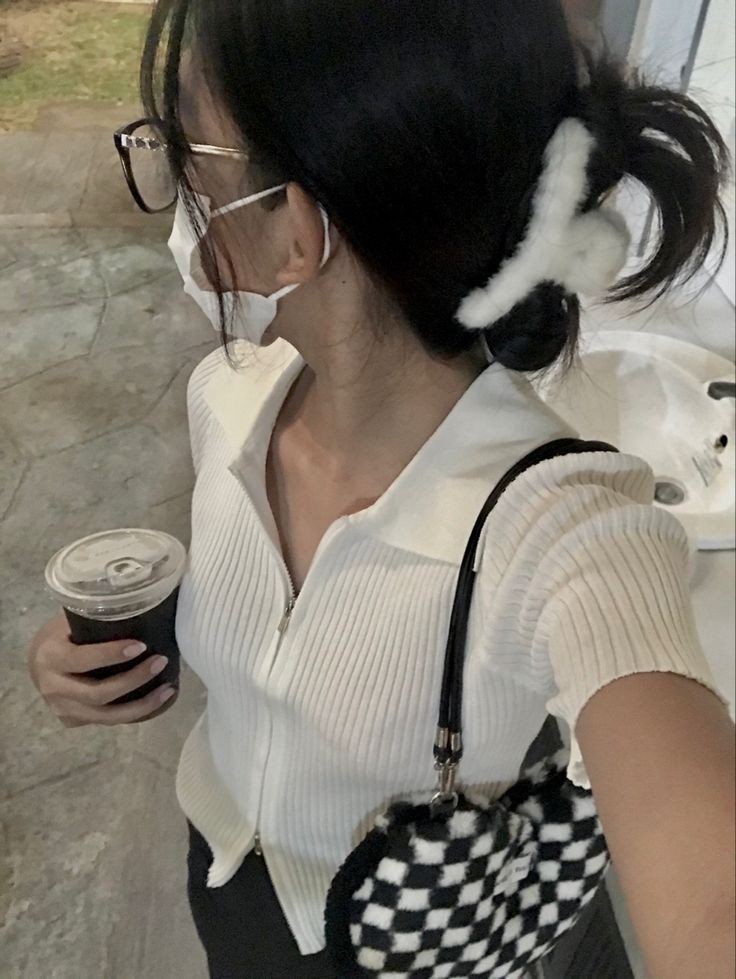 263juta's tweet photo. selfie poses ideas / ide pose foto biar gak mati gaya!

— a thread https://t.co/KglSUg5t1M
