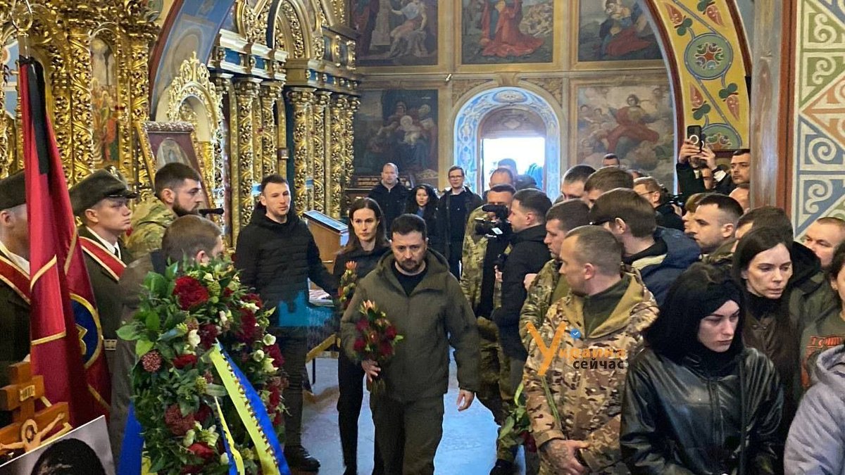 AkovFsb's tweet photo. Зеленский и премьер-министр Финляндии Санна Марин на церемонии отпевания Хероя Окраины Д. Коцюбайло.

Он был первым украинским добровольцем, который получил это звание прижизненно.

Звание не спасло. https://t.co/7OwlbbEw0Z