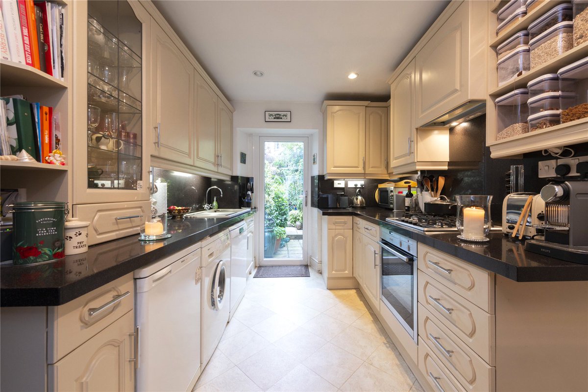 DomvsProperties's tweet image. Welcome to this ‘little jewel’ in the heart of Dorchester 🏡

✅ Dorchester, Dorset
✅ Offers Over £295,000
✅ Gas Central Heating
✅ Flexible 2/3 Bedroom Accommodation
✅ Generous 2 Room Cellar
✅ Residents' Parking

domvs.co.uk/property/dorch…

#2Bed #3Bed #EstateAgents #Dorset