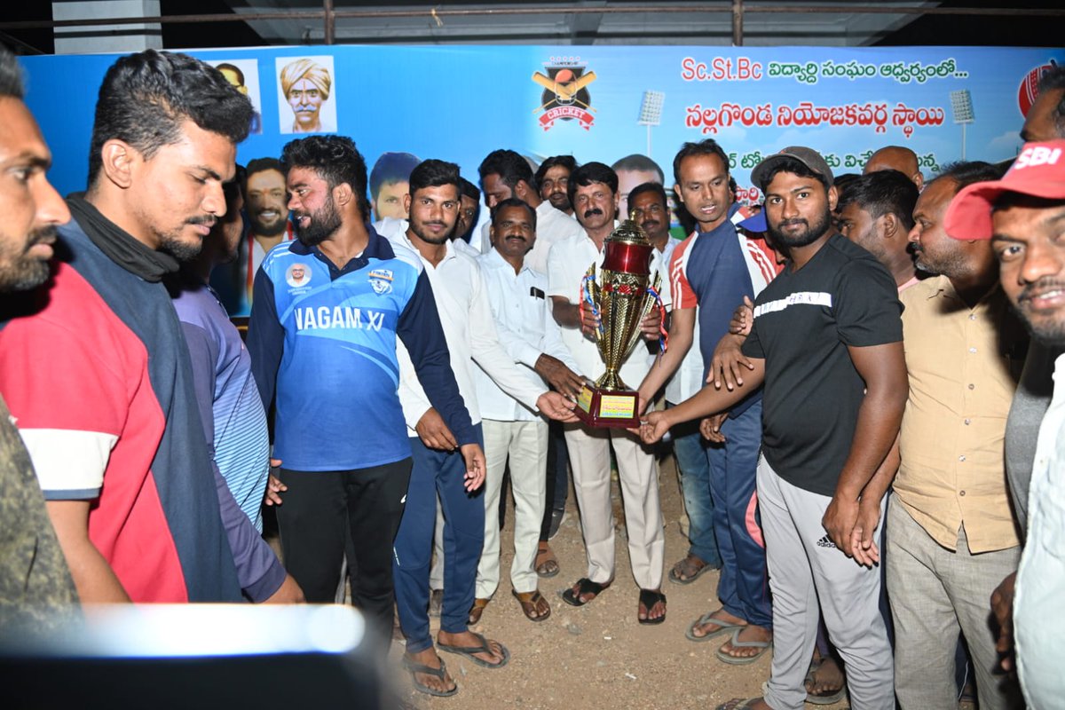 DubbakaDNR's tweet photo. నల్లగొండ నియోజకవర్గం స్థాయిలో నిర్వహించిన క్రికెట్ టోర్నమెంట్ లో గెలుపొందిన వారికీ 45000 రూ. లు అందించడం జరిగింది.. క్రీడాల పరంగా యువకులు ముందుకు రావాలి ఉన్నత మైన స్థానంలో నిలవాలి.. https://t.co/Hquzv9ejQI
