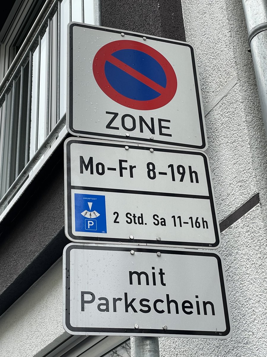Hä? Eigentlich müsste man erst einmal parken, um in Ruhe darüber nachzudenken. #bielefeld #schilderwald #autofrei